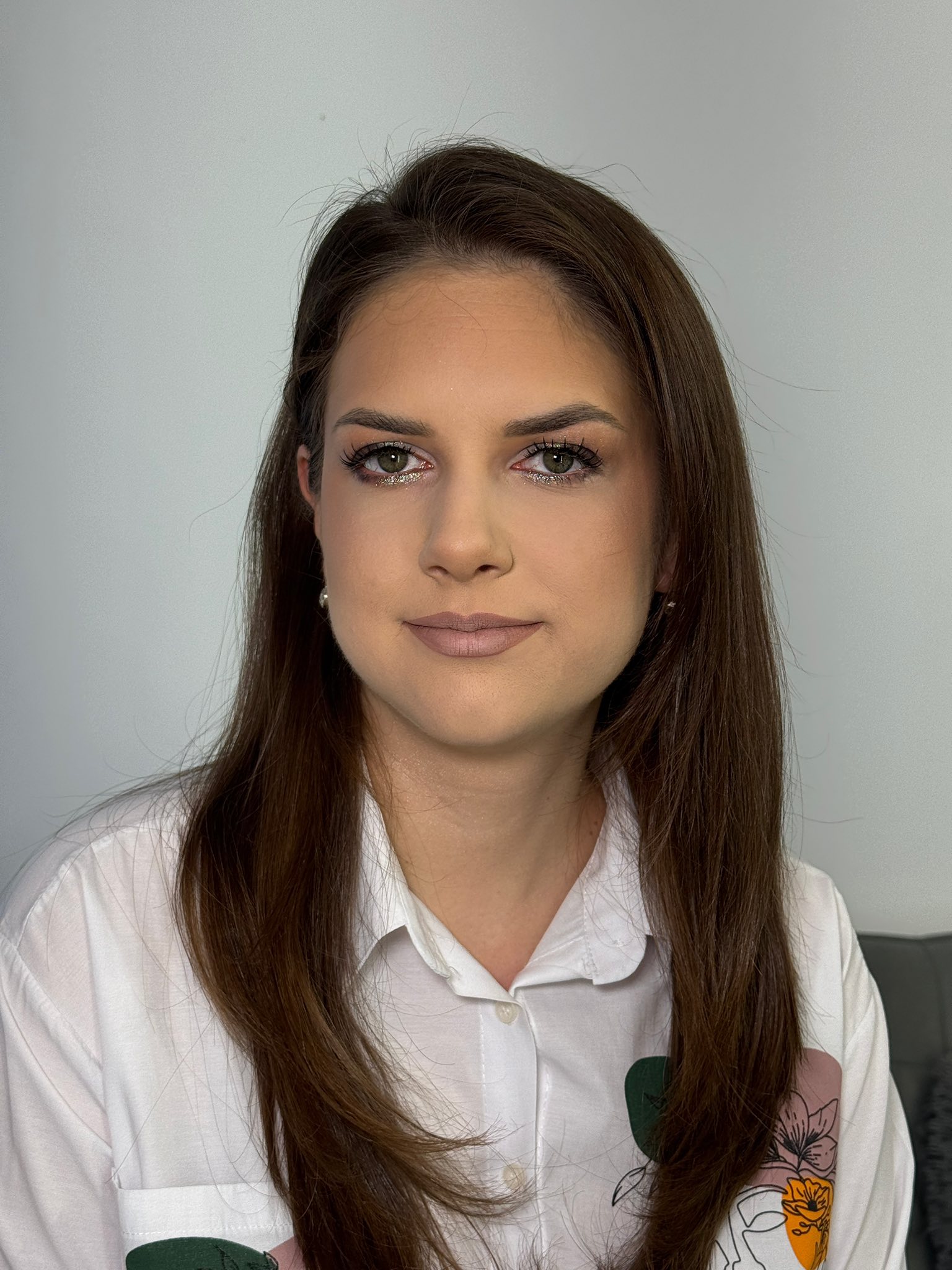 Machiaj de seară în Timișoara – cum obții un look elegant și rezistent pentru petreceri