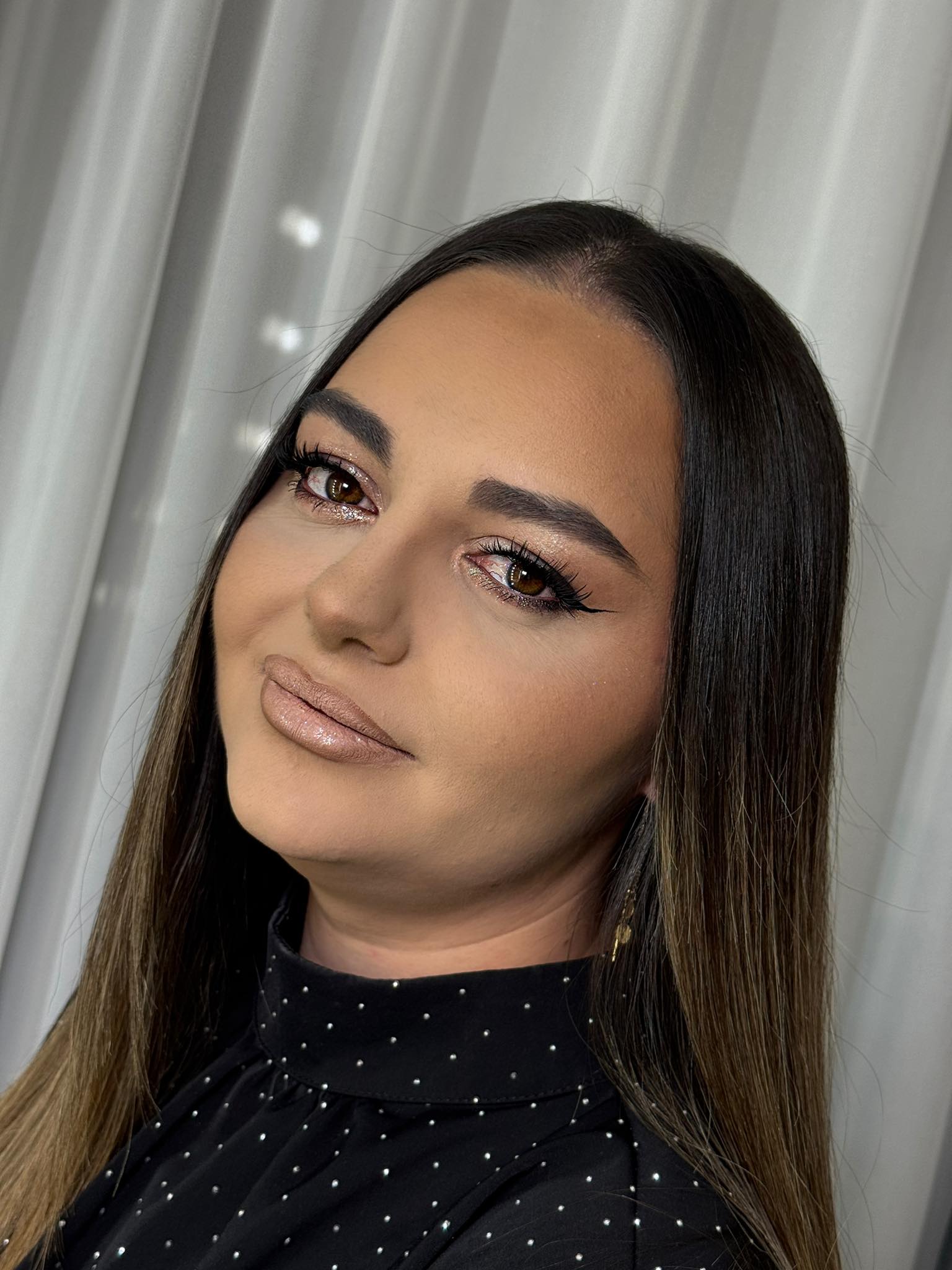 Machiaj care rezistă toată ziua în Timișoara – tehnici și detalii care fac diferența